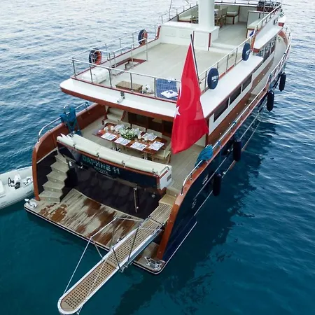 Botel Ada Dreams / Boat