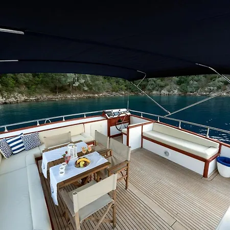 Botel Ada Dreams / Boat *